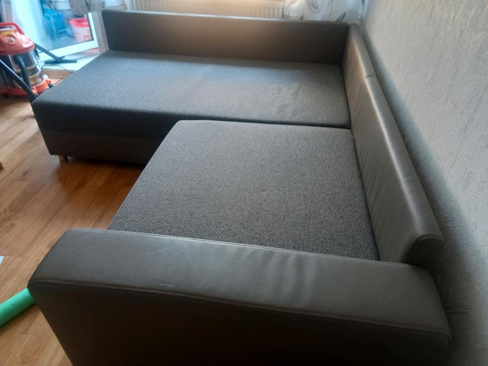 Couch mit viele Kissen schönen Feste Bast Matrial und Kunst Leder in Frankfurt am Main