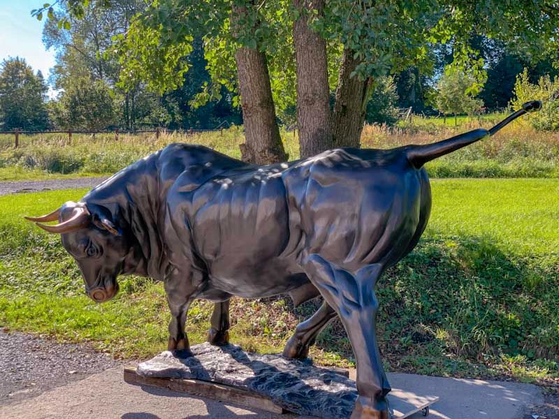 Exklusive Stier-Skulptur aus Bronze mit 360 cm Länge in Berlin