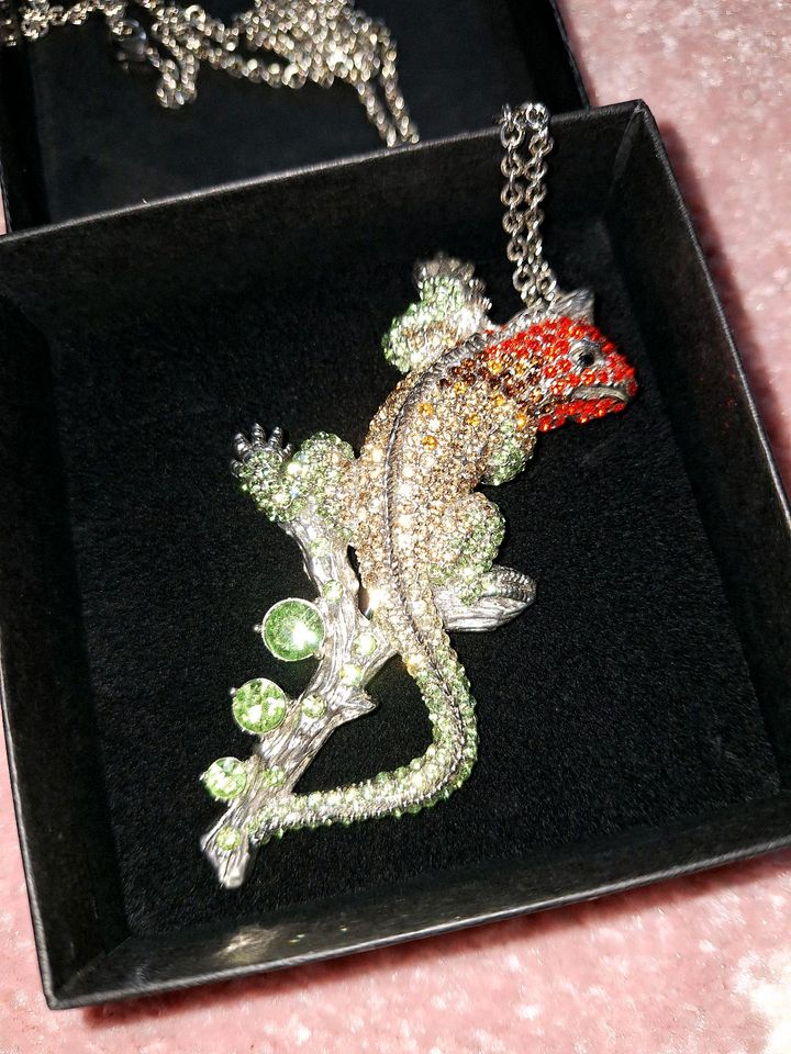 NEU Kette/Brosche "Gecko", Strass, rhodiniert von Alfredo Pauly in Jena