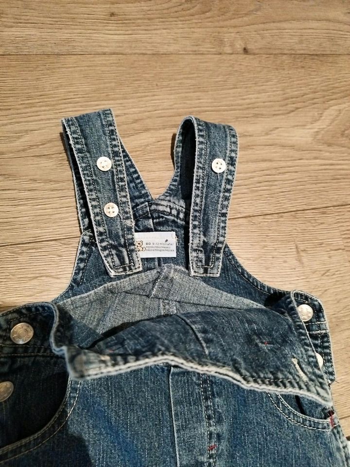 Jeans Latzhosen Gr. 80 mit kleinen Mängeln in Zetel