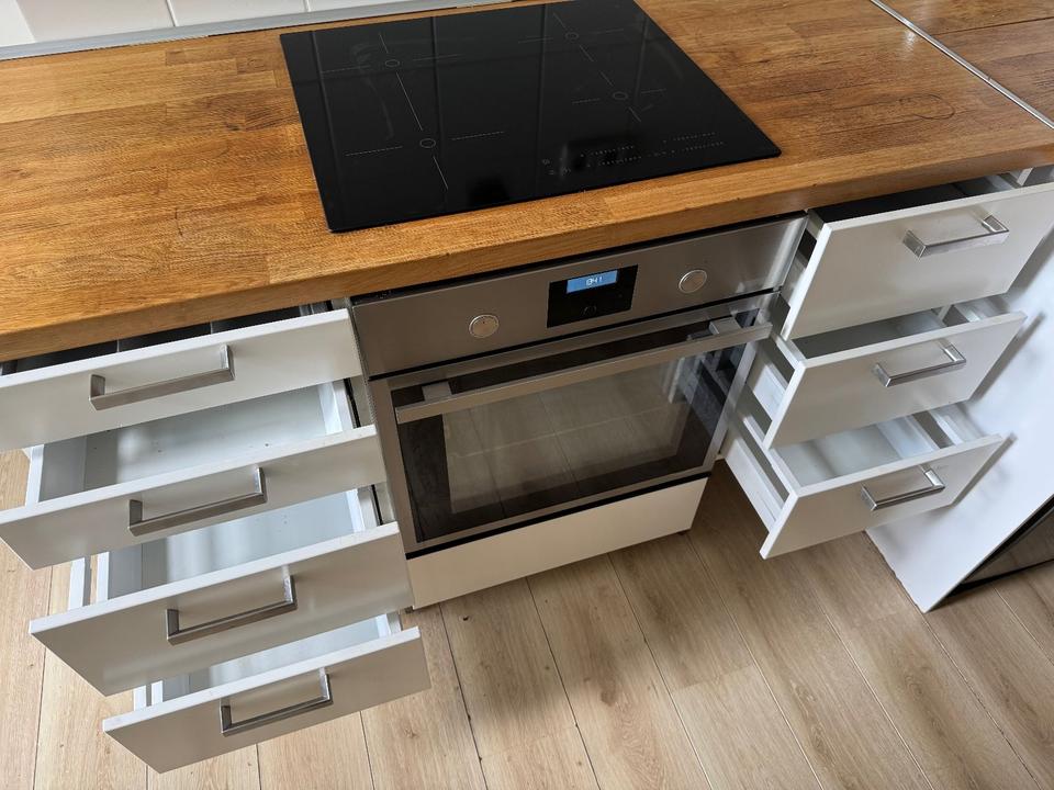 Induktionsherd mit Backofen & 2 Arbeitsplatten Speichereinheiten in Berlin