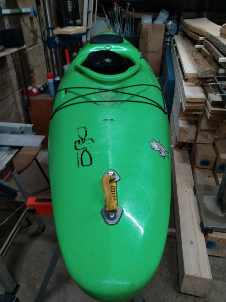 Pyranha Kajak Crossover Wildwasser Kanu Boot Sonderfarbe in Ranis