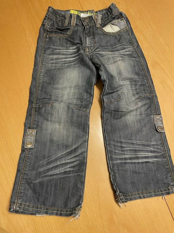 Kleidungspaket 110/116 Bademantel, Jeans, Shirts, Pullover usw. in Pfofeld