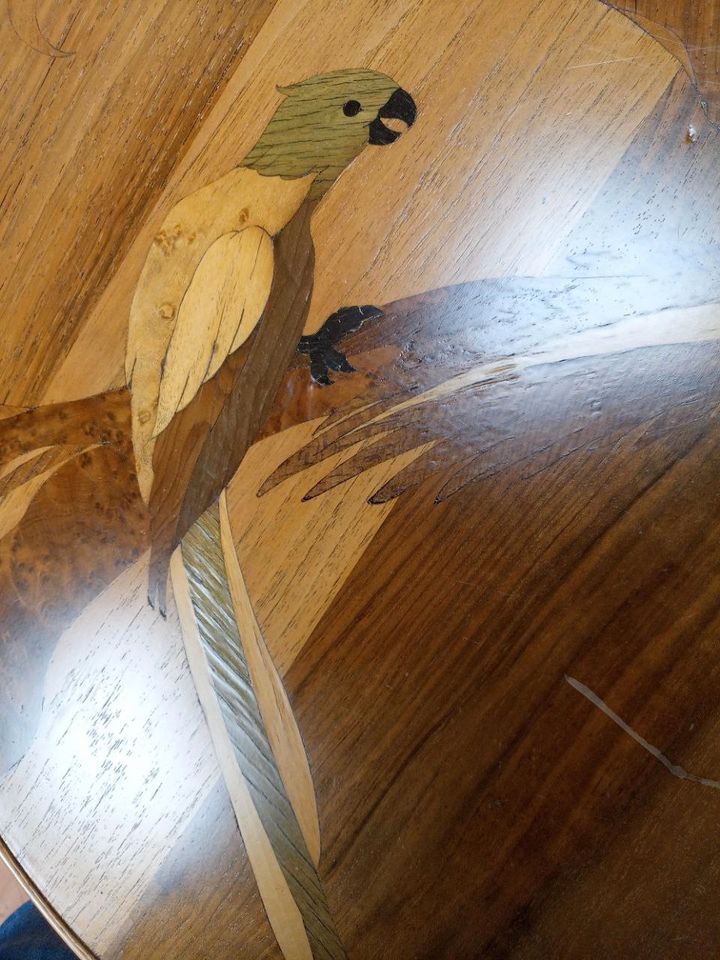 [9060] Holz Beistelltisch mit Intarsien Papageien Motiv in Hockenheim