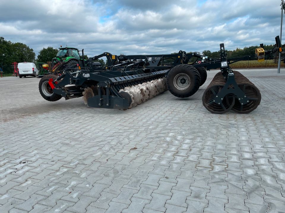 Kurzscheibenegge Scheibenegge 6m mit Fahrwerk U-Profil-Walze in Klein Berßen