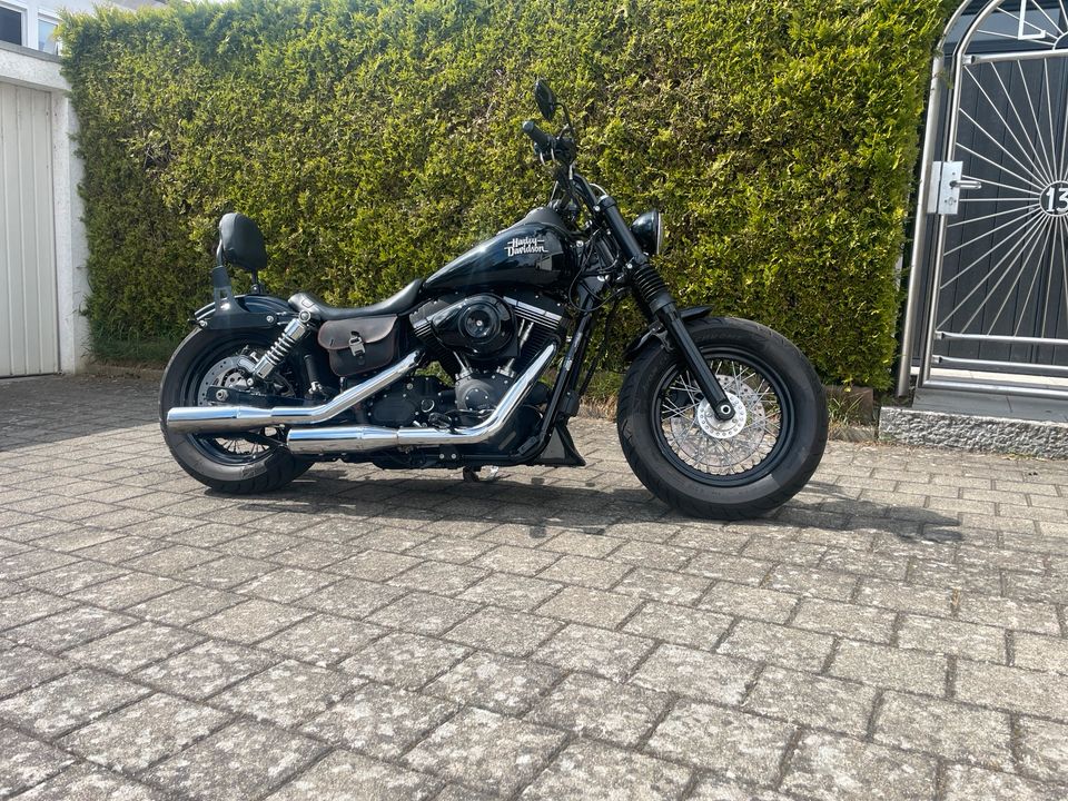 Harley Davidson Street Bob mit Dr.Jekill u MR. Hyde in Singen