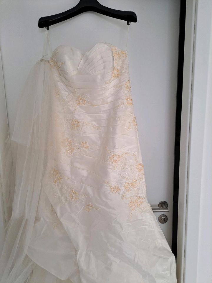 Brautkleid  Ivory  Fit and flare Meerjungfrau 38 inkl  Reifrock in Heppenheim (Bergstraße)