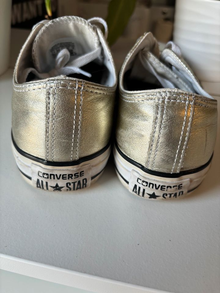 Goldene Converse All Star low 41 in Stromberg