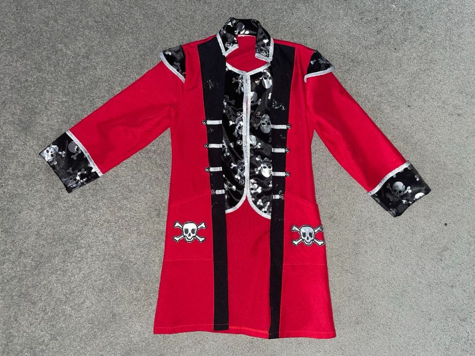 Kinder Kostüm Pirat Captain Uniform rot Gr. 116 in Wetzlar