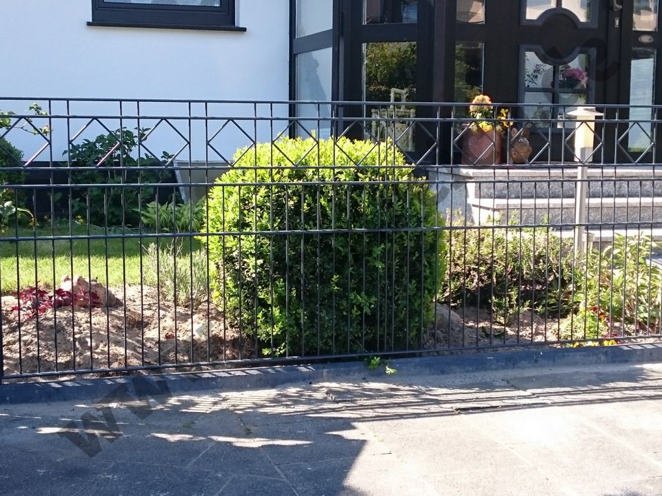 #12: Doppelstabmatten schmiedeeiserner Gartenzaun WPC Sichtschutz in Harpstedt