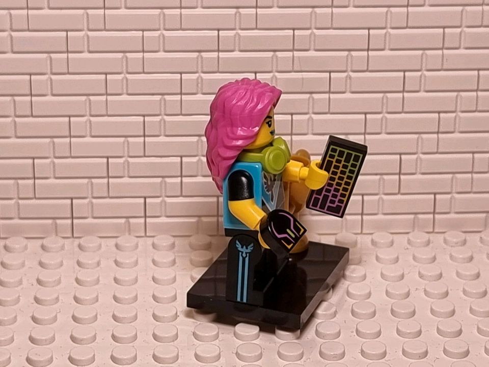 Lego Minifigur Gamerin pinke Haare mit Pokal in Mülheim (Ruhr)