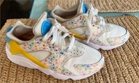 Nike Huarache Schuhe Gr. 38 Blumen blau gelb Sachsen-Anhalt - Burg Vorschau