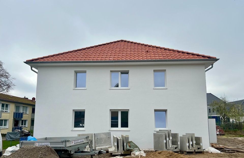 Modernes Wohnen: Neubau Reihenhaus mit Terrasse & Wärmepumpe in Springe