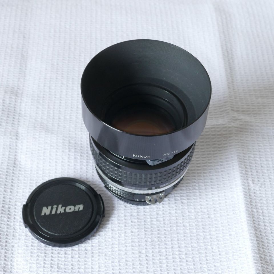 Nikon Nikkor MF Objektiv 1,2/50 mm AI & Gegenlichtblende HS-12 in Hannover