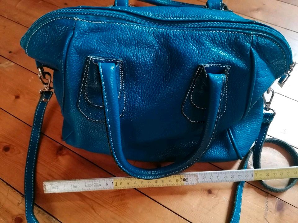 Blaue Handtasche aus Leder in Bremen