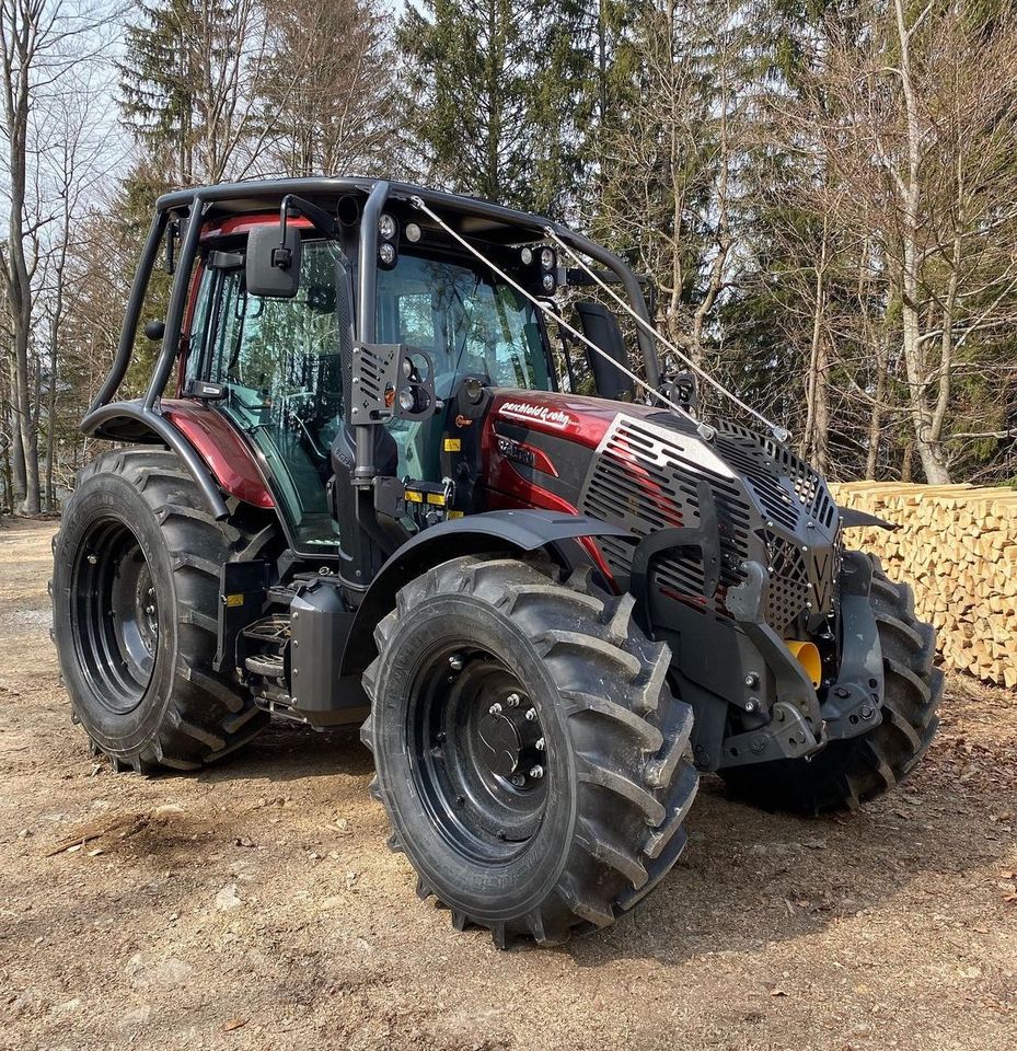 Forstschutz Valtra N4/N5 oder T Serie Forstschlepper Forstumbau in Blankenhain