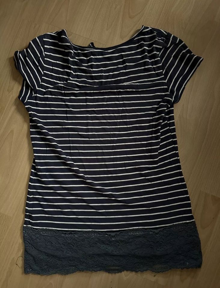 Damen T-Shirt Größe M Blau/Weiß gestreift mit Spitze in Quedlinburg