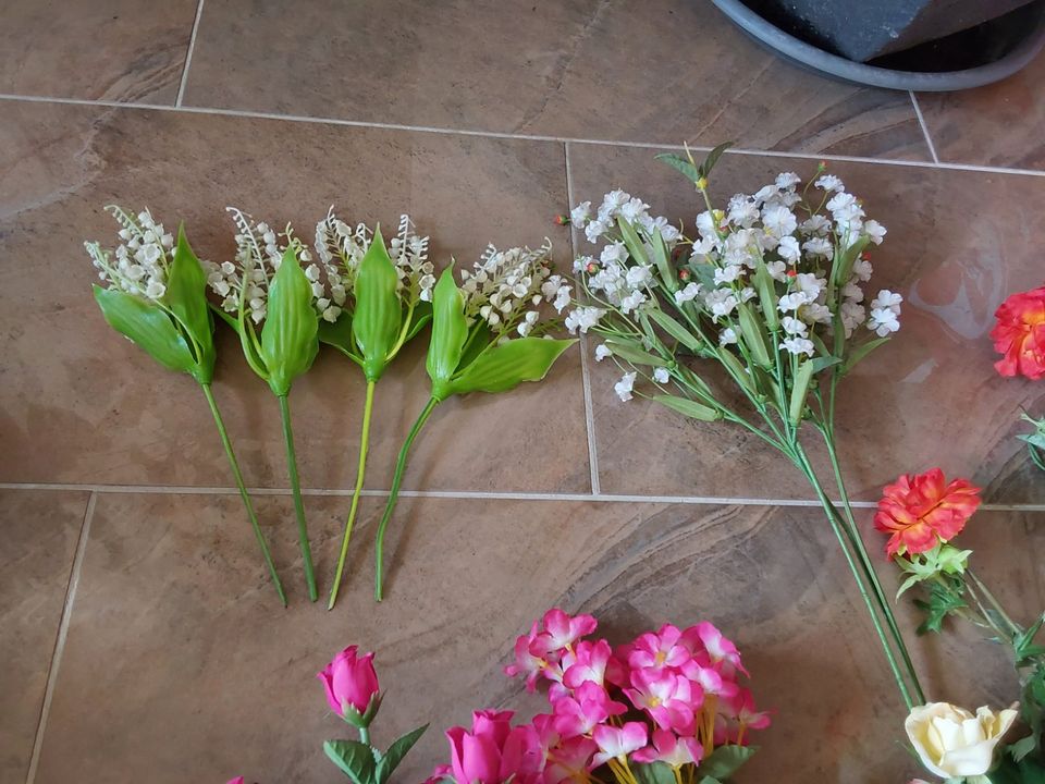 Kunstblumen , Blumensträuße, verschiedene in Wolfenbüttel