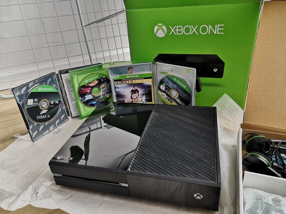 xbox one mit Konsole und Zubehör in Erftstadt