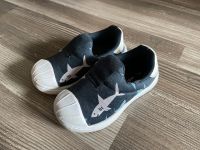 Leichte Kleinkinder Schlupf Schuhe mit Hai Motiv Größe 24 Niedersachsen - Wolfenbüttel Vorschau