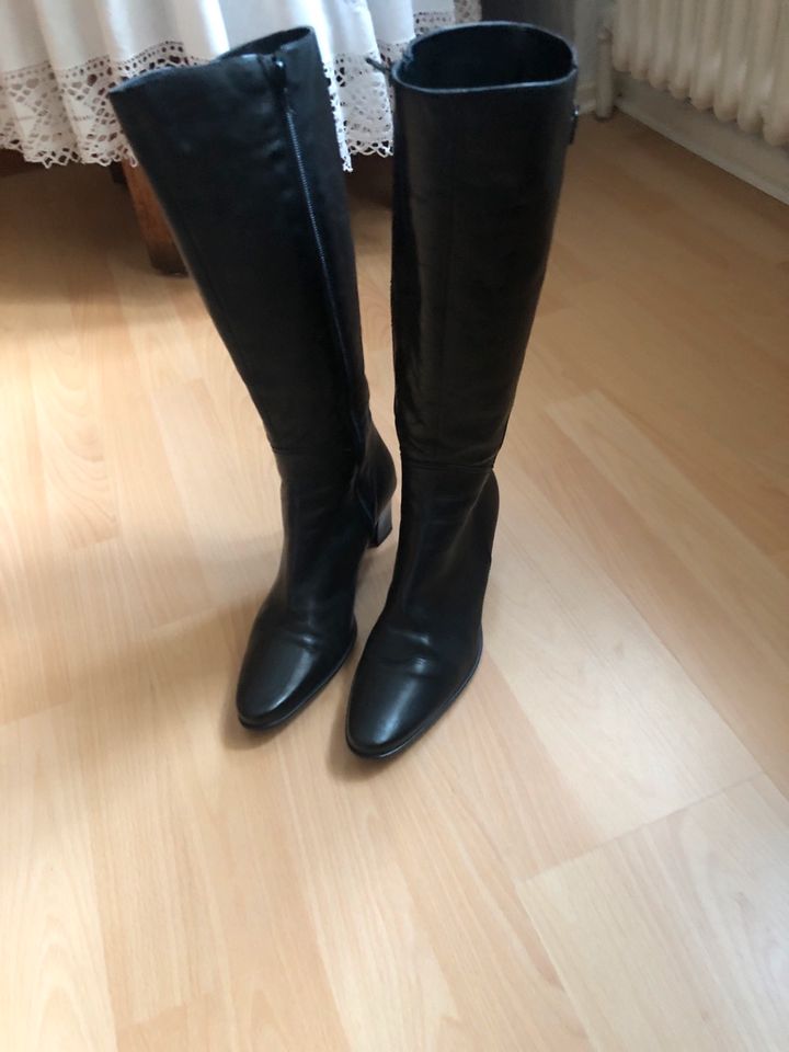 Stiefel, feines Leder, schwarz (neu) in Berlin