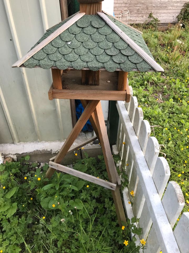 Verkaufe hier unsere Vögel Haus zum futtern in Frankfurt am Main