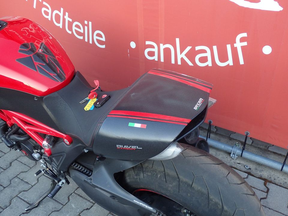 Ducati Diavel Carbon Red Rizoma Unfallschaden in Mantel