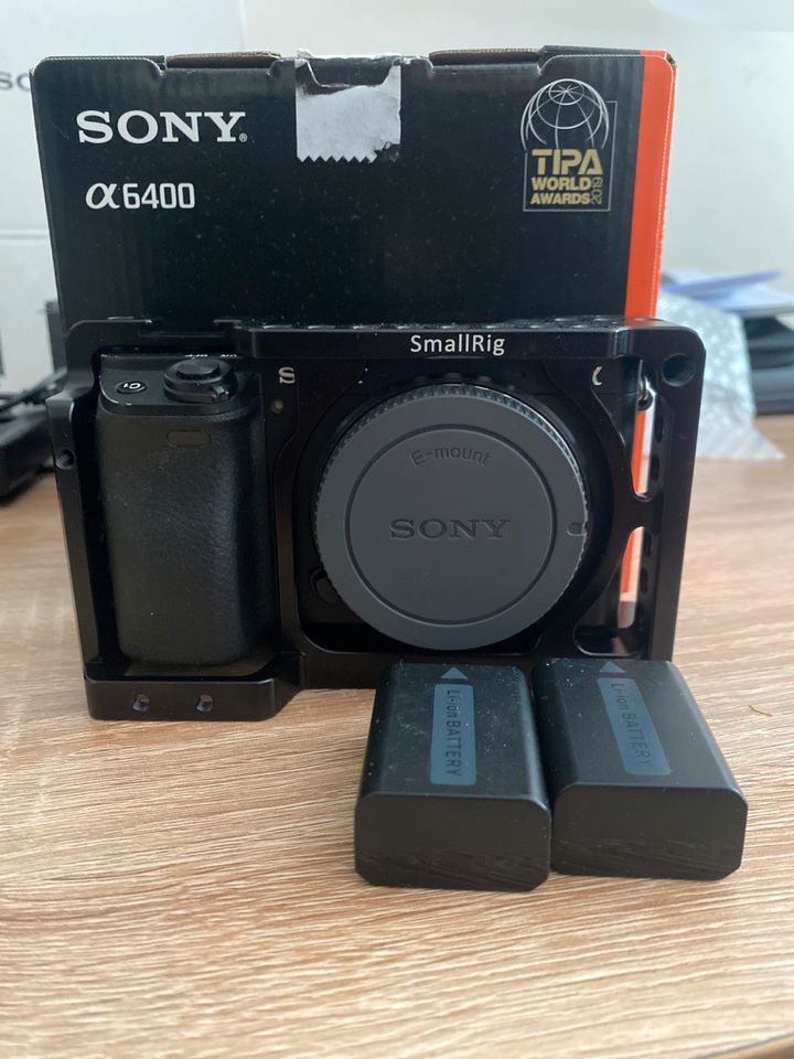 Sony a6400 inkl Cage, 3 Akkus, Ladestation in Berlin