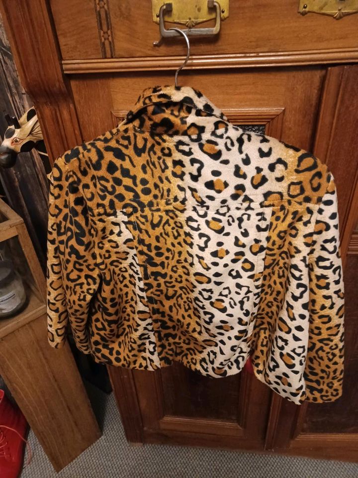 Kurzjacke im Animalprint in Laboe