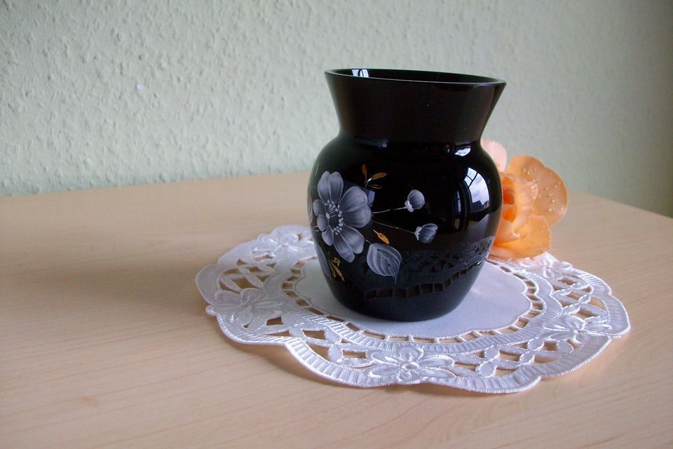 alte schwarze Glas Vase Hyalit bemalt 12 cm hoch gebraucht Topp in Greifswald