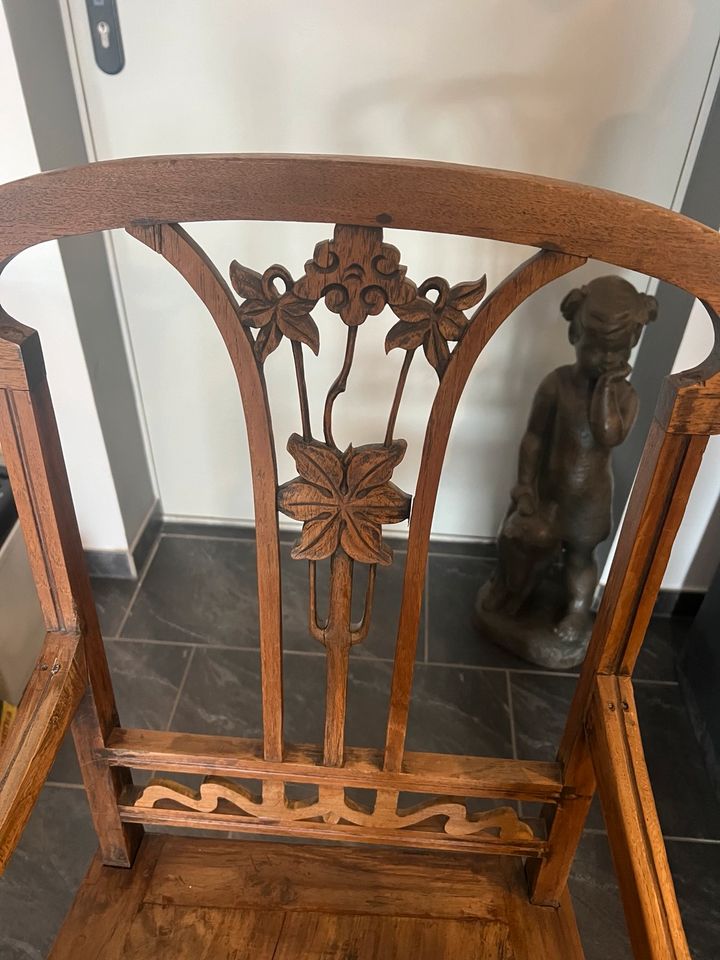 Stuhl aus Holz in Aurachtal