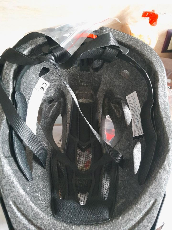 Skull Fahrradhelm Neu Gr. M in Mittelangeln