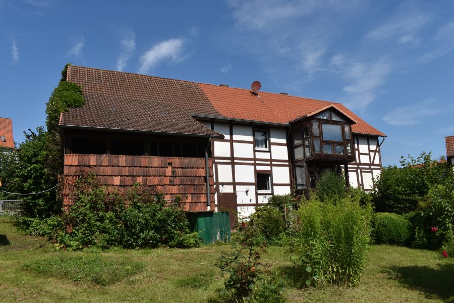 Idyllische Oase am Bachlauf: Historisches Bauernhaus mit Backhaus und Laube in Friedland