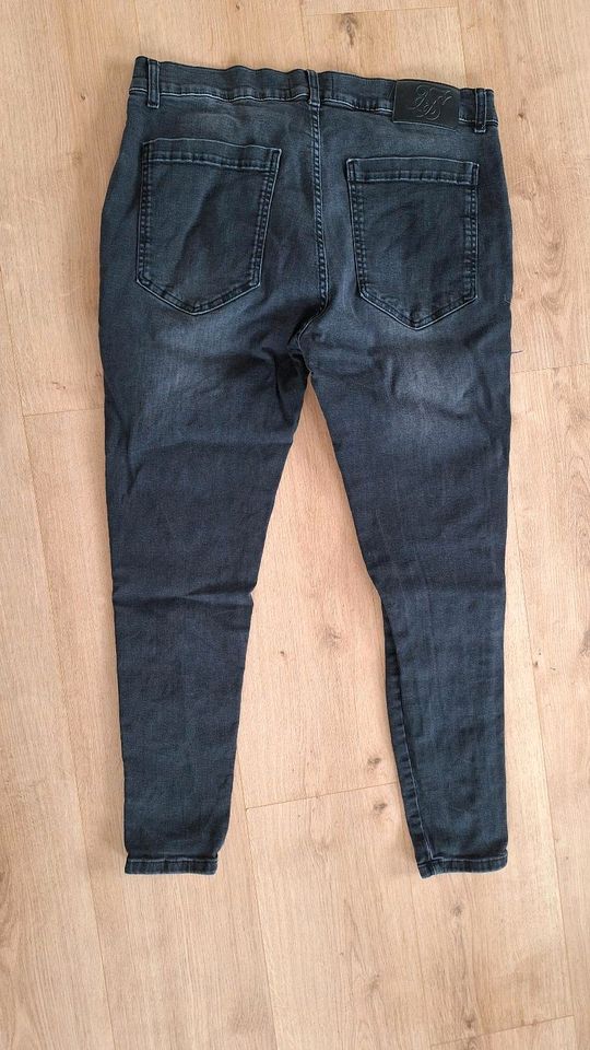 Destroyed, schwarze Jeans von Siksilk in Kirchtimke