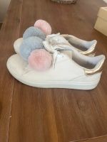 Weiße Turnschuhe mit Pom Poms von Office Sachsen-Anhalt - Oschersleben (Bode) Vorschau