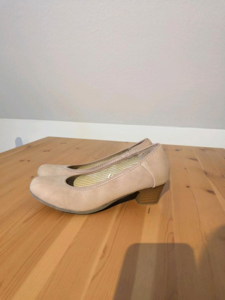 Pumps / High Heels / Ballerinas mit Absatz / Hohe Schuhe in Pentling