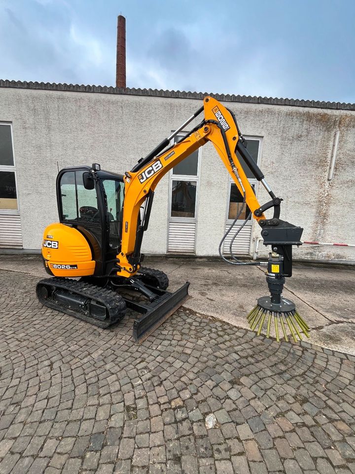 Mieten Minibagger mit Erdbohrer/ Unkrautbürste MS 03 2,8 Tonnen Bagger JCB 8026 Mieten Baumaschinen Vermietung Leihen in Meisenheim