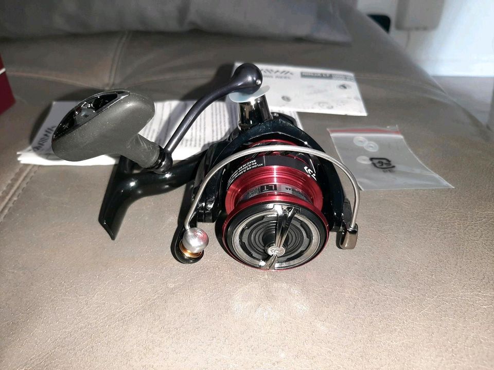 Daiwa Ninja LT 2500 Spinnrolle  Spinning Angelrolle Frontbremse in Halle