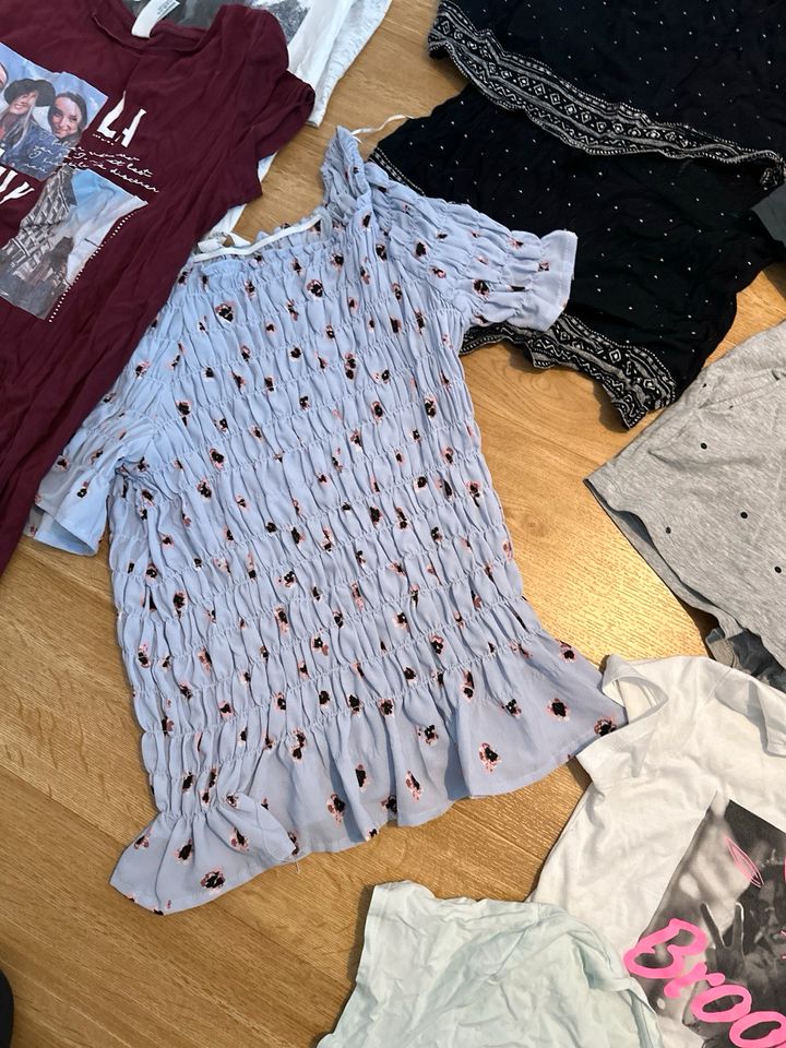 19 Teiliges Mädchen Packet gr 170 T Shirt , Pullis H&M in Düsseldorf