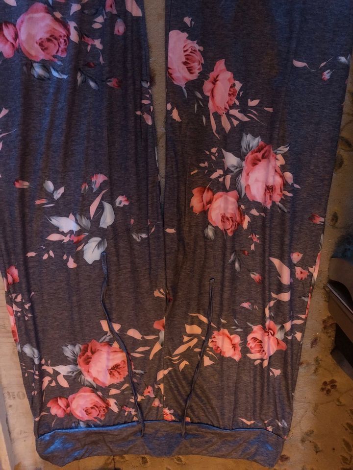 Hose mit Blumenmuster, grau-rosa, lässig, Gr.48/50, neu. in Hamburg