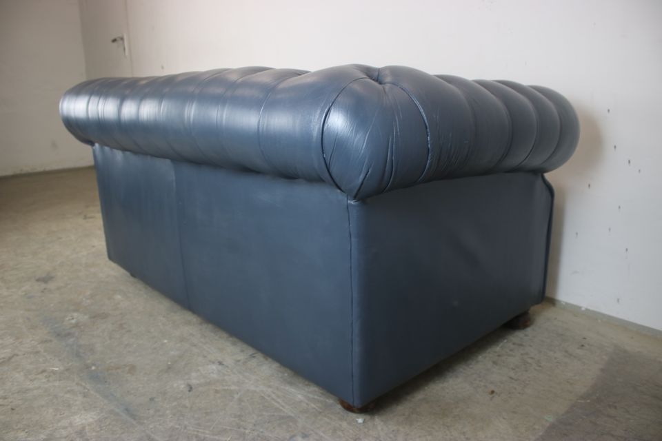 Englische Chesterfield Club Sofa Echt Leder Dunkel Blau Couch in Berlin