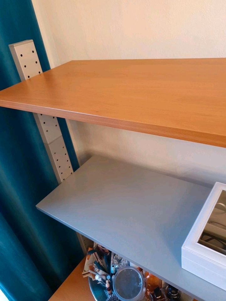 Schreibtisch/Arbeitstisch und Regal  in einem *in KIEL* in Kiel