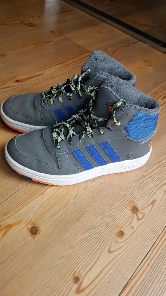 Addidas Stiefel Gr 36 Jungen in Hepberg