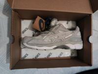 ASICS Gel-NYC – Creme / Cloud Grey – Größe 42 – NEU & ungetragen Düsseldorf - Oberkassel Vorschau