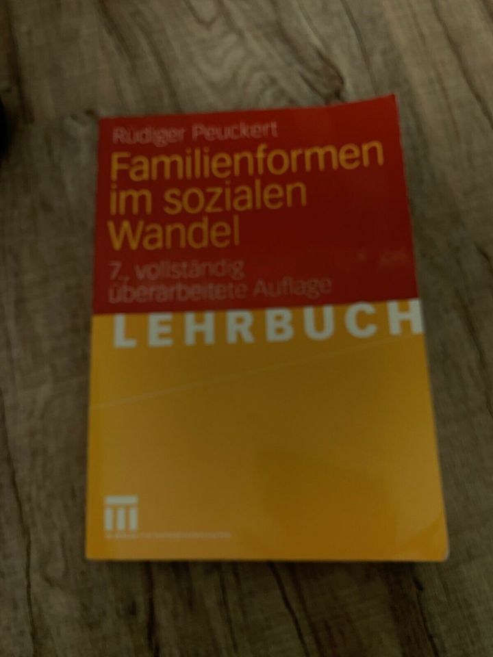 „Familienformen im sozialen Wandel" von Rüdiger Peuckert in Laichingen