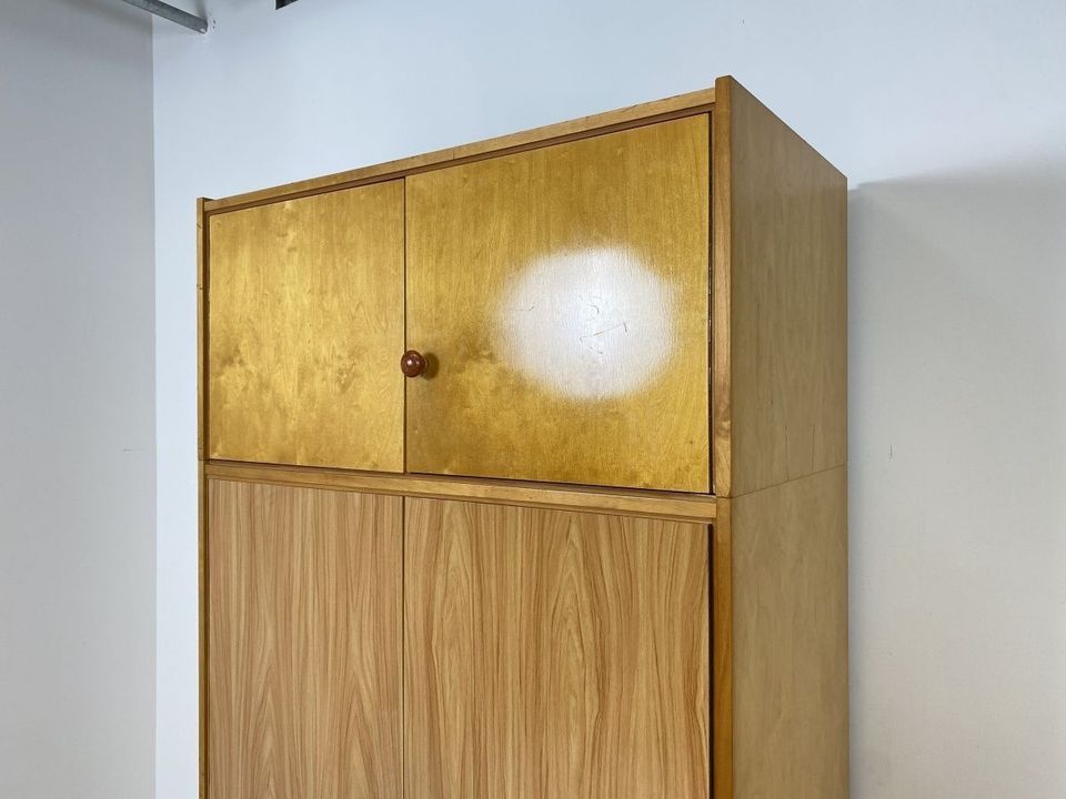 WMK Minimalistischer & gut erhaltener Mid-Century Kleiderschrank aus 1967 in Buche & Birke mit ausreichend Stauraum & konischen Füßen # Schrank Schlafzimmerschrank Wardrobe Wäscheschrank Vintage 60er in Berlin