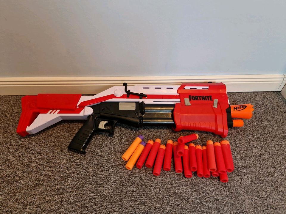 Nerf Fortnite Blaster mit Pfeilen in Osterby bei Medelby