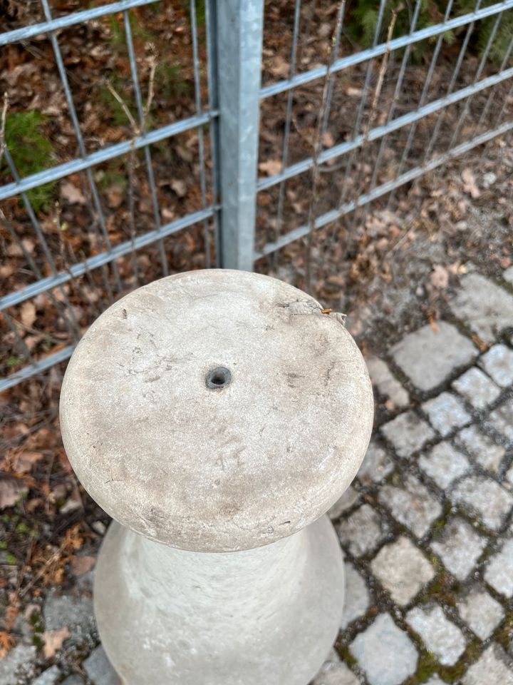 Historische massive sächsische Sandsteinsäule Sandstein in Dresden