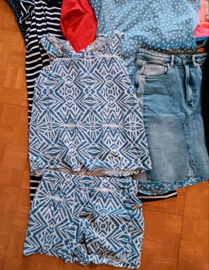 Mädchen Kleidungspaket Rock Leggins Shirts Pullover Gr. 36/38 in Wuppertal