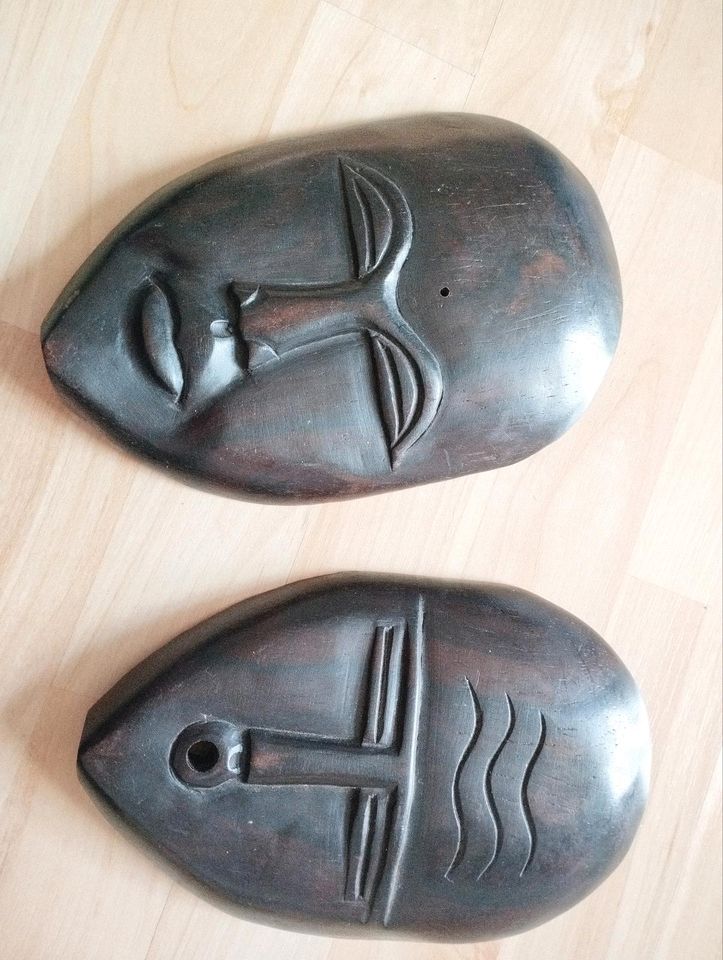 Zwei alte afrikanische Holzmasken handgeschnitzt in Eberswalde